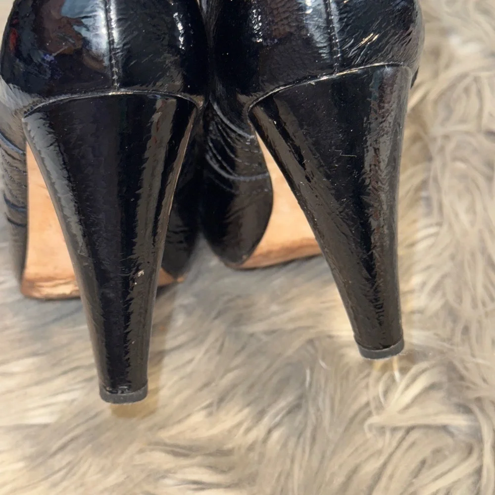 Cynthia Vincent Patent Leather Embossed Platform Heel Booties Size 7.5